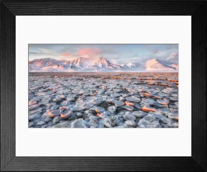 Framed Print : Frozen bay of Adventdalen in late winter, Longyearbyen, Svalbard Framed Print : Frozen bay of Adventdalen in late winter, Longyearbyen, Svalbard