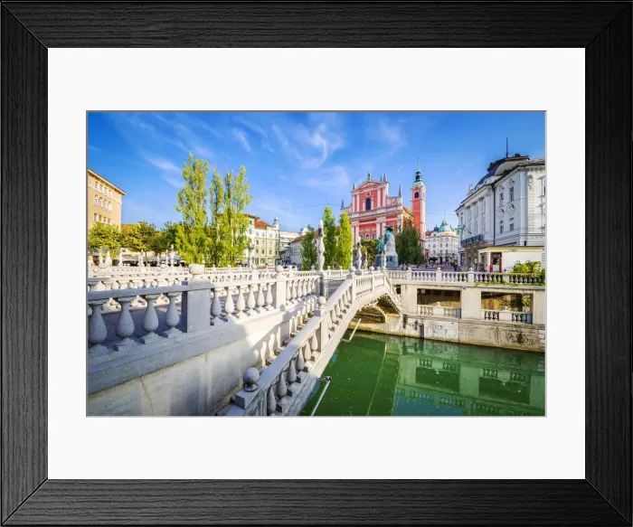 Framed Print : The old town of Ljubljana, with the Ljubljanica river, the Triple Bridge and the iconic Framed Print : The old town of Ljubljana, with the Ljubljanica river, the Triple Bridge and the iconic
