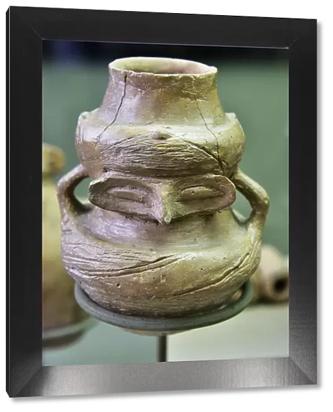 Anthropomorphous vessel, clay. Archaeological Museum of Veliko Tarnovo, Bulgaria