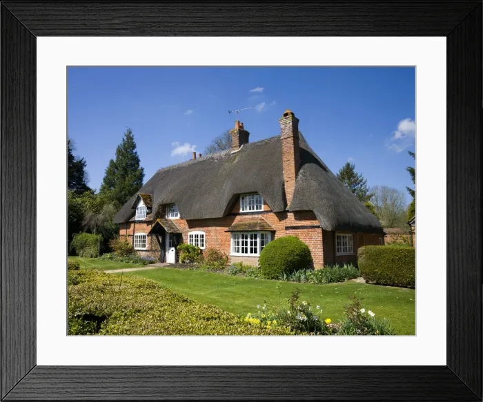 Framed Print : Pretty thatched cottage in the Hampshire village of Longparish, Hampshire, England Framed Print : Pretty thatched cottage in the Hampshire village of Longparish, Hampshire, England