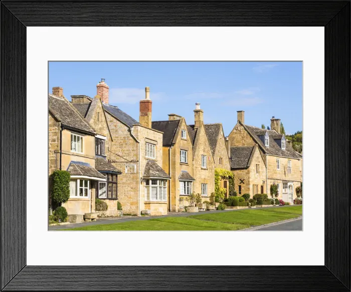 Framed Print : Cotswold village of Broadway, Worcestershire, UK Framed Print : Cotswold village of Broadway, Worcestershire, UK