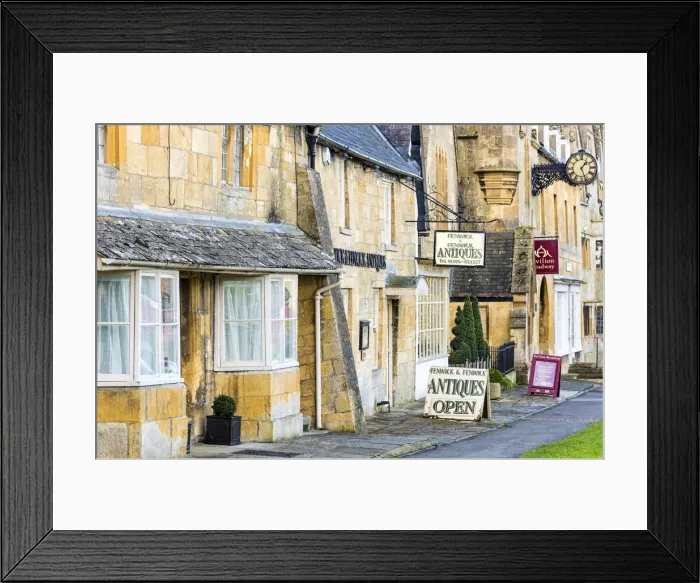 Framed Print : Cotswold village of Broadway, Worcestershire, UK Framed Print : Cotswold village of Broadway, Worcestershire, UK