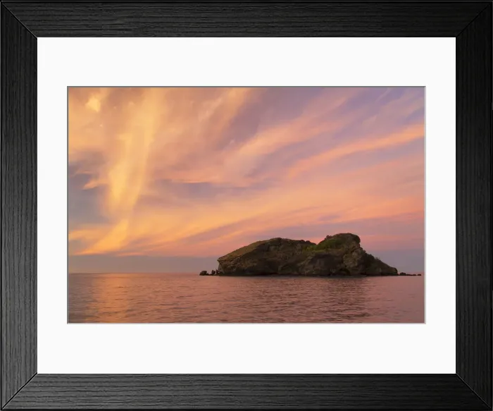 Framed Print : Vomo Island at sunset, Mamanuca Islands, Fiji Framed Print : Vomo Island at sunset, Mamanuca Islands, Fiji