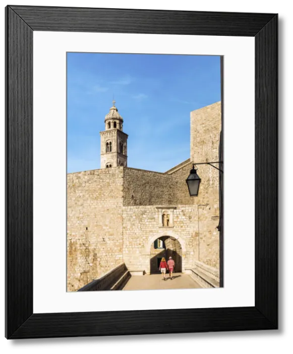 Framed Print : Croatia, Dalmatia, Dubrovnik, Old town, Dominican Monastery, Couple entering the Pila Framed Print : Croatia, Dalmatia, Dubrovnik, Old town, Dominican Monastery, Couple entering the Pila