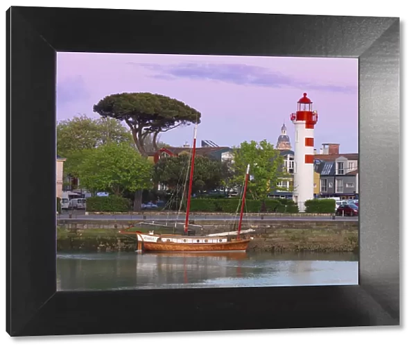 France, Poitou Charentes, La Rochelle, Old Harbour and lighthouse of Quai Valin at dusk