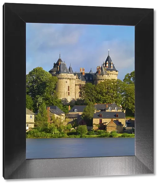 France, Brittany, Ille et Vilaine, Cambourg, Chateau de Cambourg with lake infront
