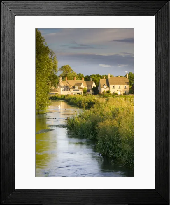 Framed Print : Cottages near the River Coln at Fairford in the Cotswolds, Gloucestershire, England