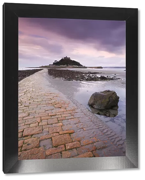 St Michaels Mount and the Causeway at dawn, Marazion, Cornwall, England. Autumn
