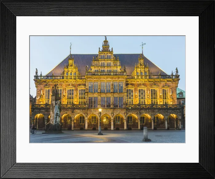 Framed Print : Bremen, Bremen State, Germany. Roland statue and the City Hall (Rathaus) illuminated