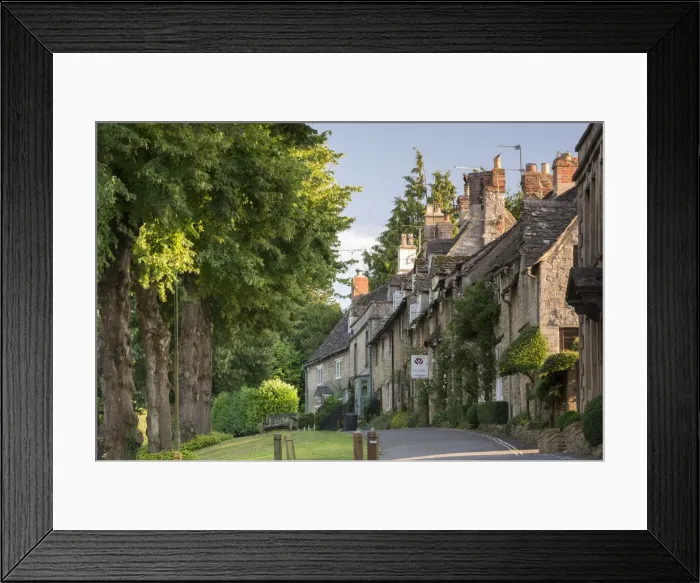 Framed Print : Pretty cottages along The Hill in the Cotswolds town of Burford, Oxfordshire, England Framed Print : Pretty cottages along The Hill in the Cotswolds town of Burford, Oxfordshire, England