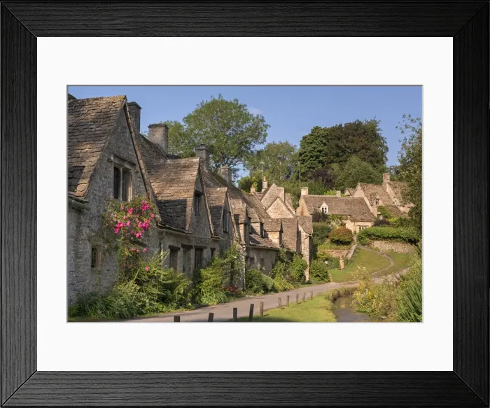 Framed Print : Pretty cottages at Arlington Row in the Cotswolds village of Bibury, Gloucestershire Framed Print : Pretty cottages at Arlington Row in the Cotswolds village of Bibury, Gloucestershire