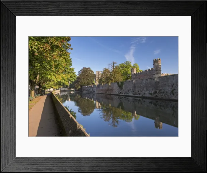 Framed Print : The Bishops Palace and moat in the cathedral city of Wells, Somerset, England Framed Print : The Bishops Palace and moat in the cathedral city of Wells, Somerset, England