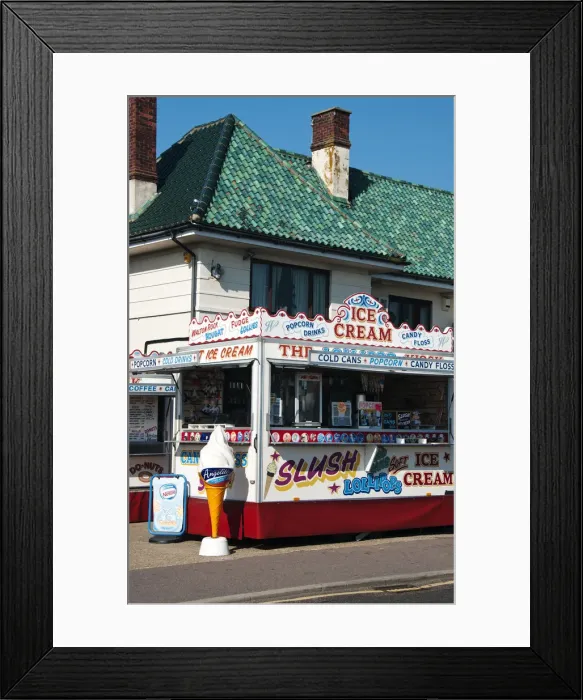 Framed Print : Traditional ice cream kiosk in Walton-on-the-Naze, Essex, UK Framed Print : Traditional ice cream kiosk in Walton-on-the-Naze, Essex, UK