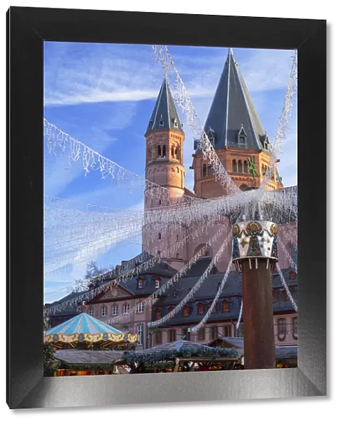 Christmas Market and Mainz Cathedral, Mainz, Rhineland-Palatinate, Germany