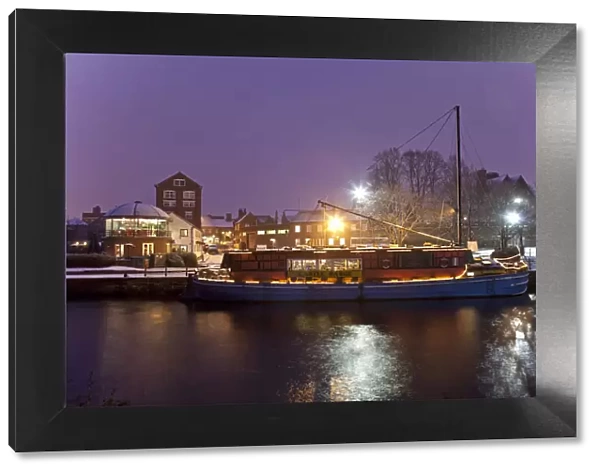 Newark, UK. The Barge pub sits on the river trent in winter