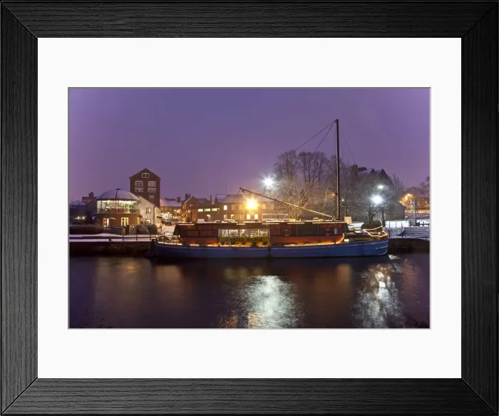 Framed Print : Newark, UK. The Barge pub sits on the river trent in winter