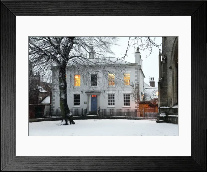 Framed Print : Newark, UK. A Georgian town house sits on the edge of the churchyard Framed Print : Newark, UK. A Georgian town house sits on the edge of the churchyard