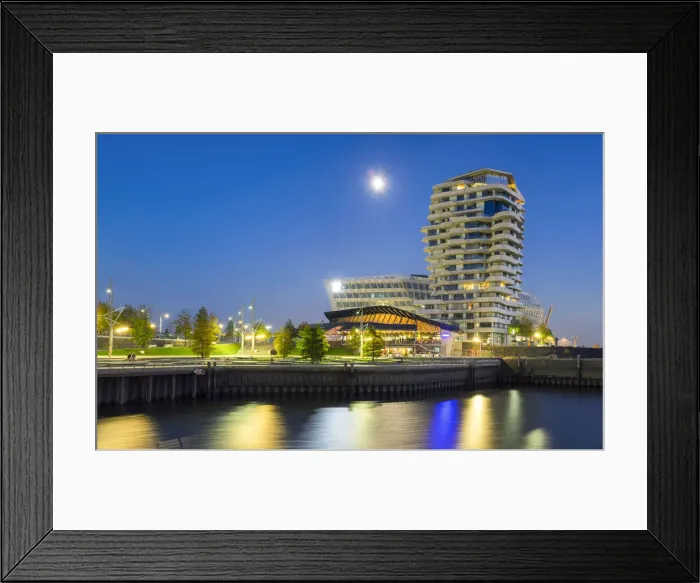 Framed Print : Moon rising over Grasbrookhafen, Marco-Polo-Tower and Unilever building (Unilever-Haus)