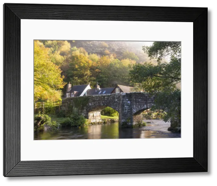Framed Print : Fingle Bridge Inn and stone bridge crossing the River Teign, Dartmoor, Devon, England