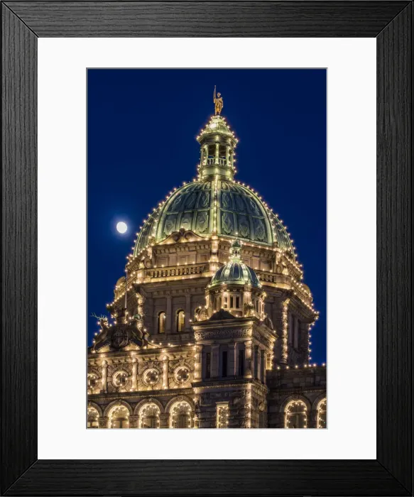 Framed Print : Close-up night view over the dome of the British Columbia Parliament Buildings, Victoria Framed Print : Close-up night view over the dome of the British Columbia Parliament Buildings, Victoria