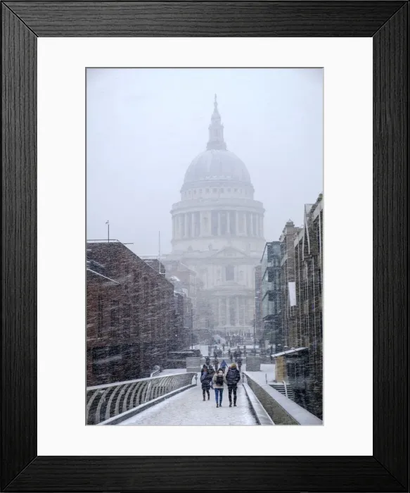 Framed Print : United Kingdom, England, London, Pedestrians on the Millennium Bridge with a view Framed Print : United Kingdom, England, London, Pedestrians on the Millennium Bridge with a view