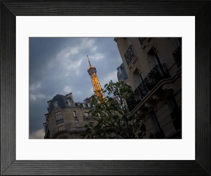 Framed Print : The Eiffel Tower in Paris at night Framed Print : The Eiffel Tower in Paris at night