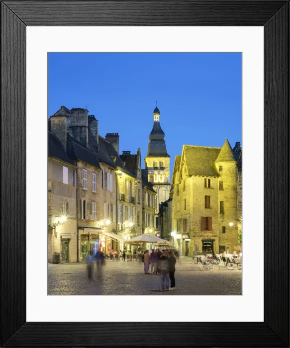 Framed Print : Place de la Liberta and tower of Catha drale Saint-Sacerdos at dusk, Sarlat-la-Cana da Framed Print : Place de la Liberta and tower of Catha drale Saint-Sacerdos at dusk, Sarlat-la-Cana da