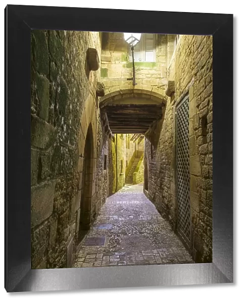 Small alleyway on Rue de la Liberta at night, Sarlat-la-Cana da, Dordogne Department