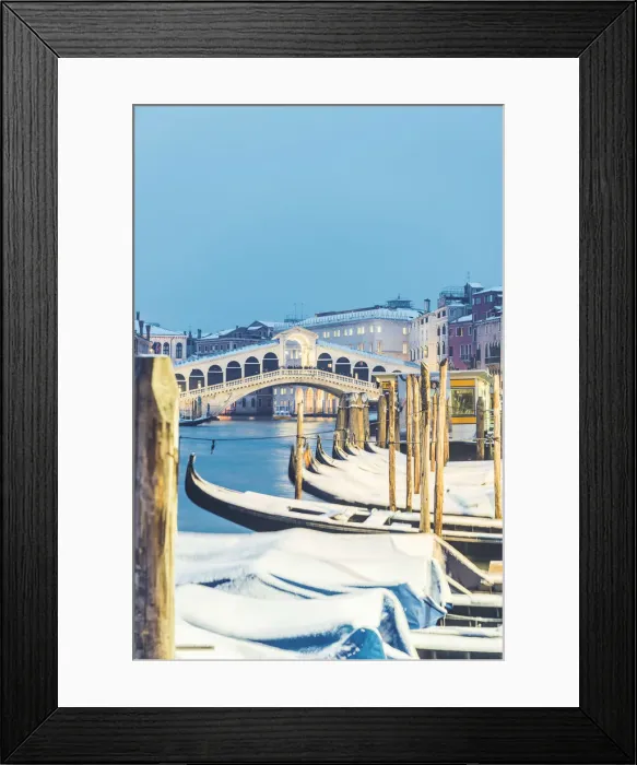 Framed Print : Rialto bridge at dusk in winter, Venice, Veneto, Italy Framed Print : Rialto bridge at dusk in winter, Venice, Veneto, Italy
