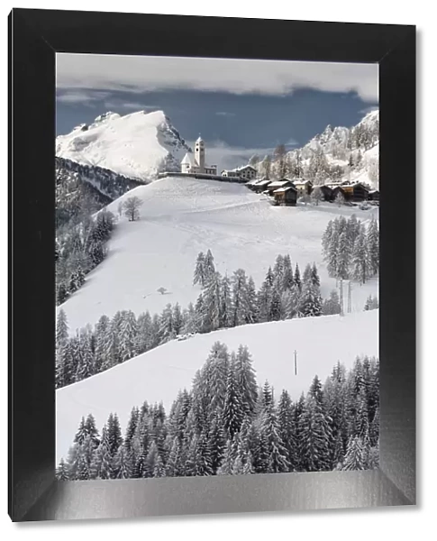 Italy, Veneto, Dolomites, Colle di Santa Lucia in the snow