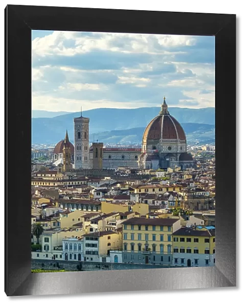 Florence Cathedral (Duomo di Firenze) and buildings in the old town, Florence (Firenze)