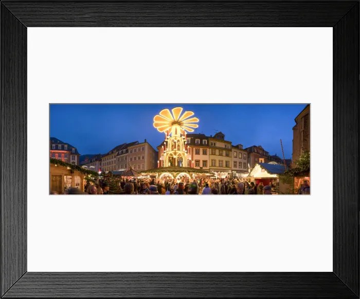 Framed Print : Christmas market on the market square in Heidelberg, Baden-WAorttemberg, Germany Framed Print : Christmas market on the market square in Heidelberg, Baden-WAorttemberg, Germany