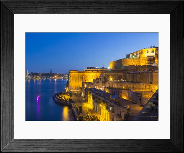Framed Print : Malta, South Eastern Region, Valletta. Upper Barrakka Gardens and Grand Harbour at dusk Framed Print : Malta, South Eastern Region, Valletta. Upper Barrakka Gardens and Grand Harbour at dusk