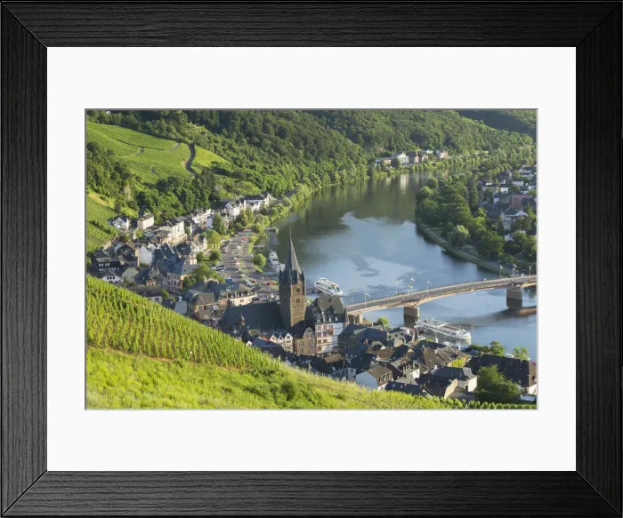 Framed Print : View of vineyards and River Moselle, Bernkastel-Kues, Rhineland-Palatinate, Germany