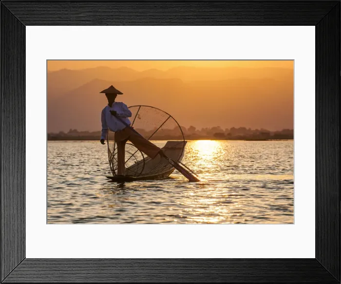 Framed Print : An Intha fisherman on Inle Lake, Burma / Myanmar Framed Print : An Intha fisherman on Inle Lake, Burma / Myanmar