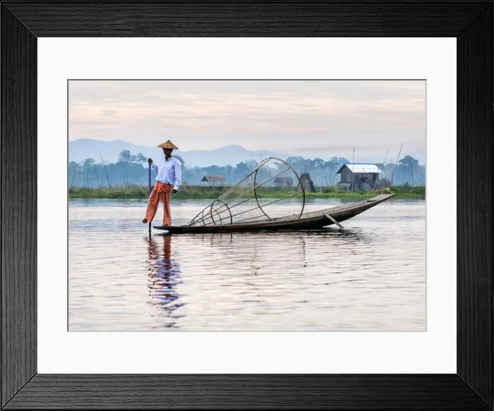 Framed Print : An Intha fisherman on Inle Lake, Burma / Myanmar Framed Print : An Intha fisherman on Inle Lake, Burma / Myanmar