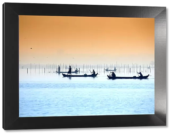 Asia, Southeast Asia, Myanmar, Mandalay; Amarapura, fishermen on the Taungthaman Lake
