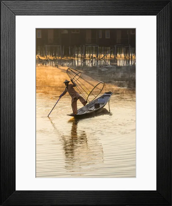 Framed Print : Leg-rowing fisherman of Inle Lake in the morning mist, Shan State, Myanmar Framed Print : Leg-rowing fisherman of Inle Lake in the morning mist, Shan State, Myanmar