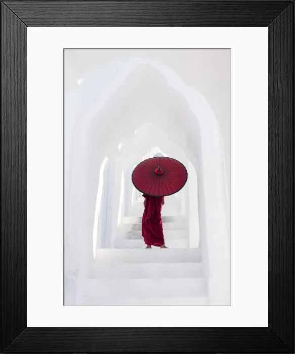 Framed Print : A Buddhist novice monk on the steps of the white pagoda of Hsinbyume (Myatheindan) Framed Print : A Buddhist novice monk on the steps of the white pagoda of Hsinbyume (Myatheindan)