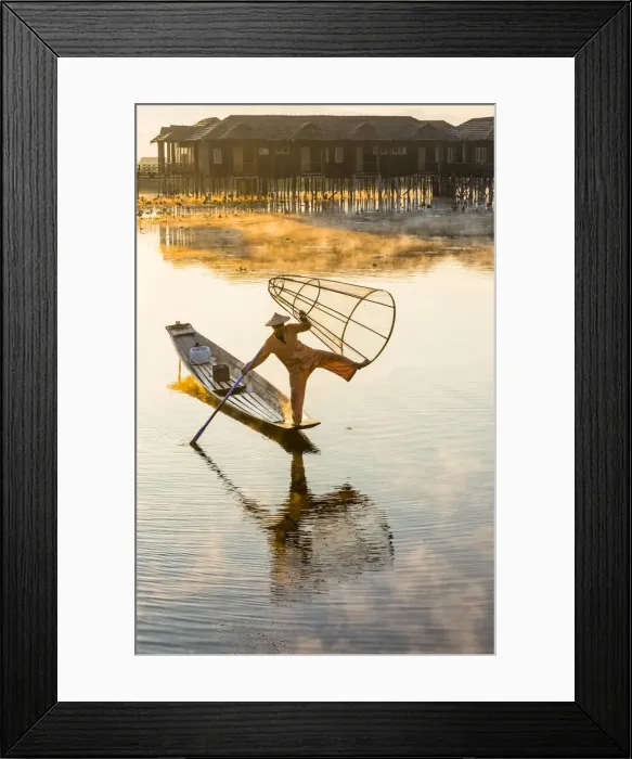 Framed Print : Leg-rowing fisherman of Inle Lake in the morning mist, Shan State, Myanmar Framed Print : Leg-rowing fisherman of Inle Lake in the morning mist, Shan State, Myanmar