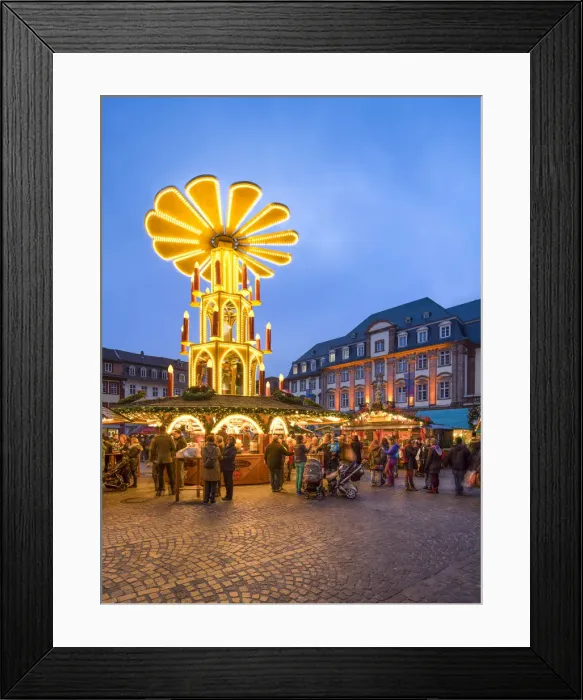Framed Print : Christmas market at the market place in Heidelberg, Baden-Wurttemberg, Germany Framed Print : Christmas market at the market place in Heidelberg, Baden-Wurttemberg, Germany