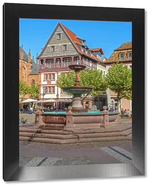 Fountain with Restaurant at Marktplatz, Neustadt an der Weinstrasze, Deutsche Weinstrasze, Rhineland-Palatinate, Germany