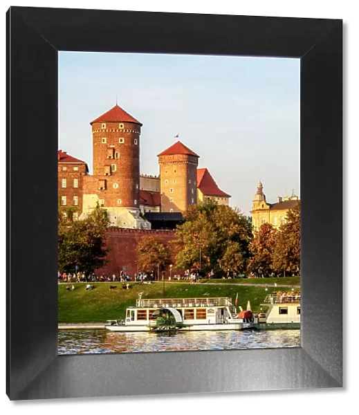 Poland, Lesser Poland Voivodeship, Cracow, Wawel Royal Castle and Vistula River