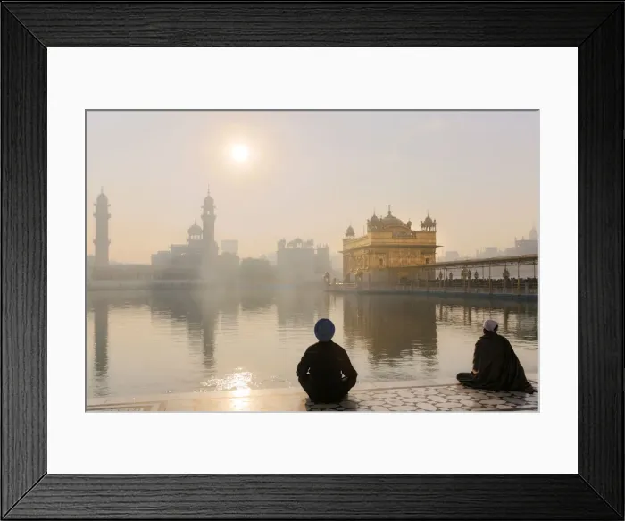 Framed Print : India, Punjab, Amritsar, a sikh pilgrims at the Golden Temple - the holiest shrine Framed Print : India, Punjab, Amritsar, a sikh pilgrims at the Golden Temple - the holiest shrine