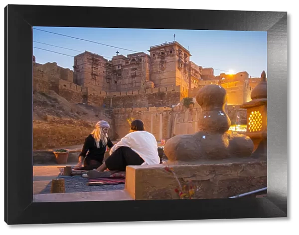 Asia, India, Rajasthan, Jaisalmer, couple enjoying drinks in outdoor cafe