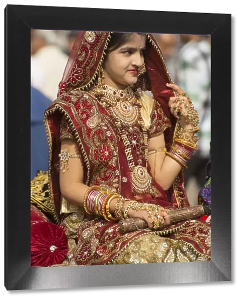Asia, India, Rajasthan, Jaisalmer, desert festival, bride during parade