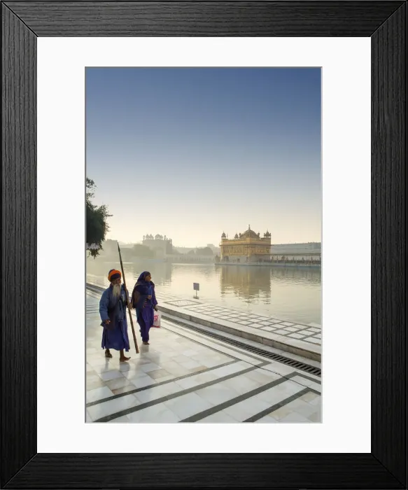 Framed Print : India, Punjab, Amritsar, sikh pilgrims, one carrying a barcha spear at the Golden Framed Print : India, Punjab, Amritsar, sikh pilgrims, one carrying a barcha spear at the Golden