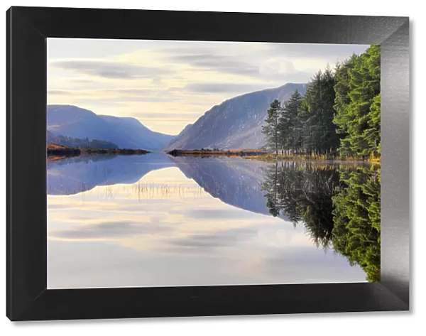 Ireland, Co. Donegal, Glenveagh National Park, Reflection in Lough Veagh