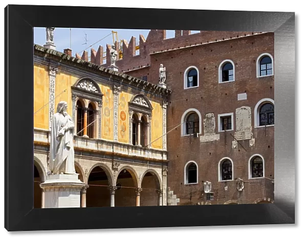 Italy, Italia Veneto, Verona district. Verona. Piazza Dante, statue of Dante Alighieri