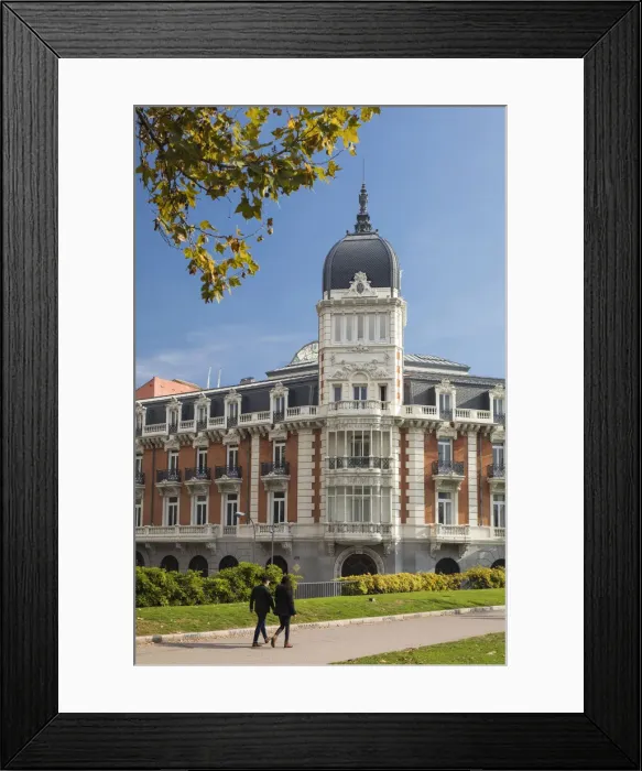Framed Print : A couple walk past an old building in Central Madrid, Madrid, Comunidad de Madrid, Spain